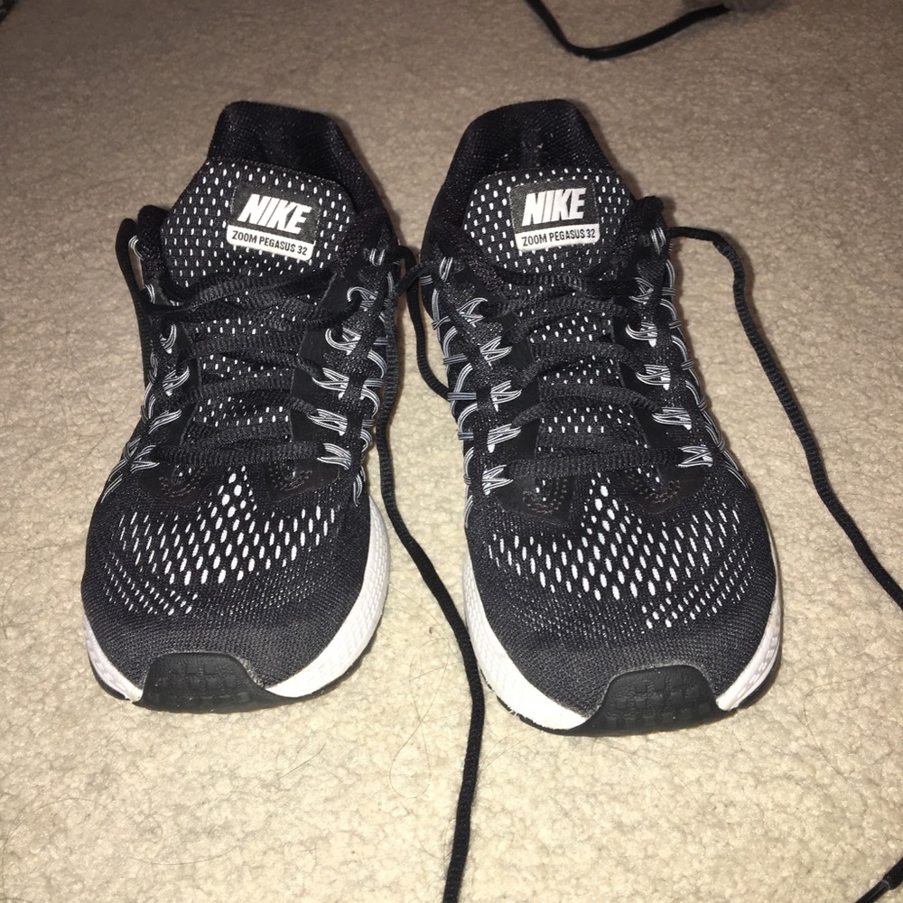 NIKE ZOOM PEGASUS 32 RUNNING SHOES